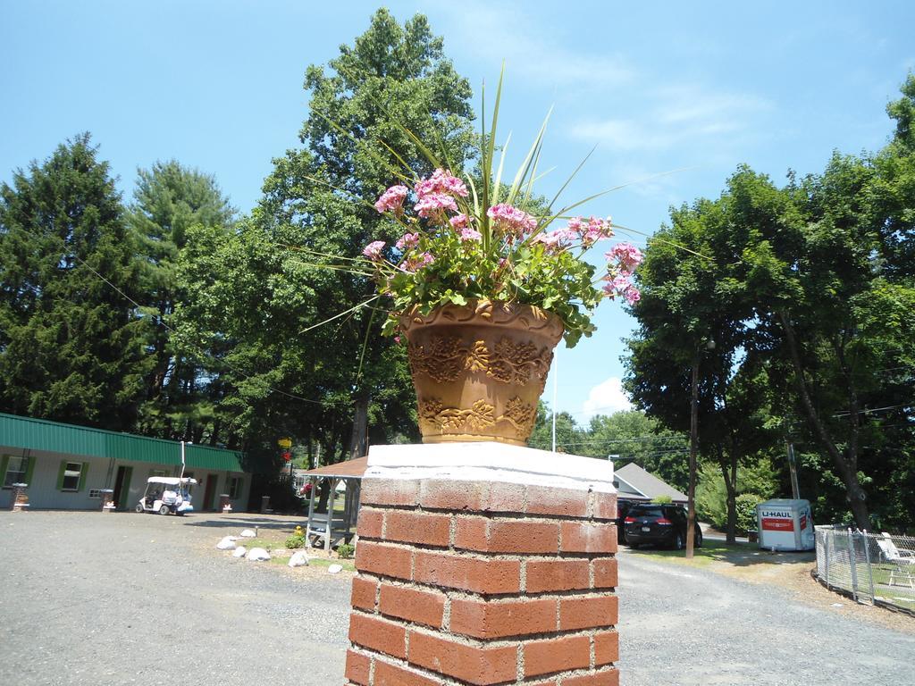 Flower Field Inn And Cottages Страудсбърг Екстериор снимка