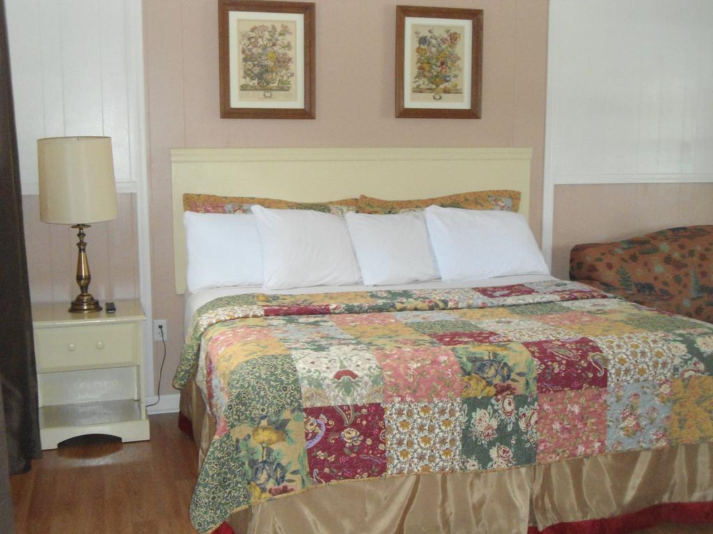 Flower Field Inn And Cottages Страудсбърг Екстериор снимка